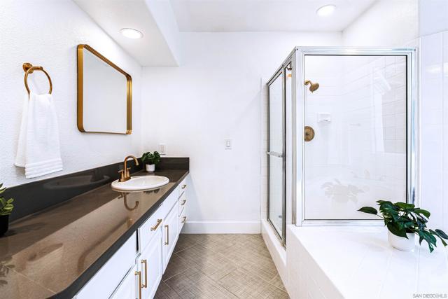 4943 Marin Dr, Oceanside CA: https://media.crmls.org/mediaz/15341023-dae1-4058-af0a-e9d42bb322ac.jpg