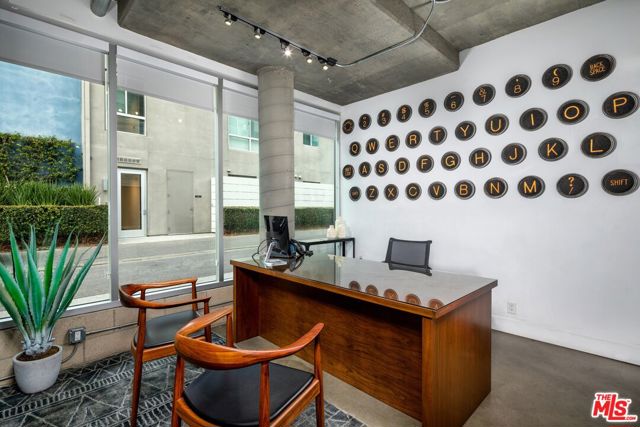 710 N El Centro Avenue, Los Angeles CA: https://media.crmls.org/mediaz/1534564f-2fdf-42be-9ee7-8b97918aee4f.jpg