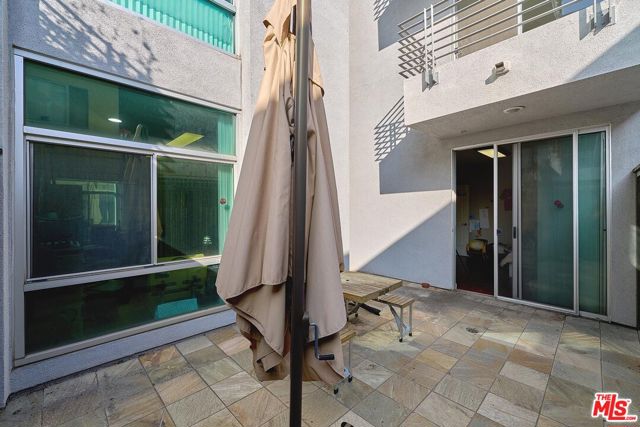 332 S Oxford Avenue, Los Angeles CA: https://media.crmls.org/mediaz/153539c8-d3dd-4cb9-bcab-2f51fff68f6d.jpg