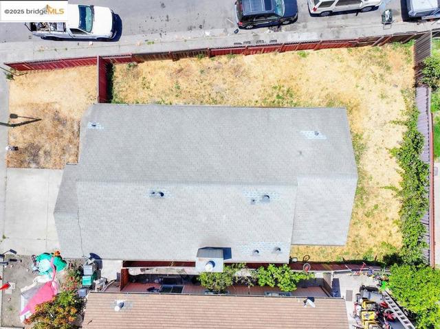 10500 Creekside Circle, Oakland CA: https://media.crmls.org/mediaz/1535efe3-0bf5-4573-8f57-7c3aa5d5108a.jpg