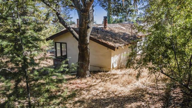 11090 Mora Drive, Los Altos Hills CA: https://media.crmls.org/mediaz/153662bc-e950-448f-a4ca-ef0e518fdc3a.jpg