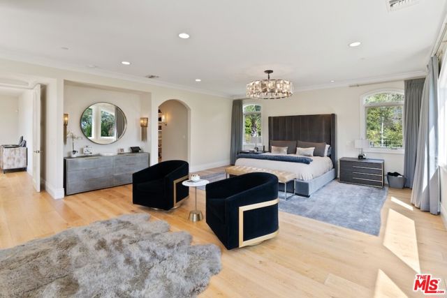 23593 Park South Street, Calabasas CA: https://media.crmls.org/mediaz/15369836-865f-43ab-a576-8947fb16a6b8.jpg