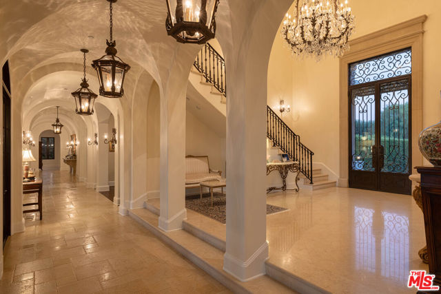 13961 Aubrey Road, Beverly Hills CA: https://media.crmls.org/mediaz/15375a93-e62e-4127-aee6-70e3940df3da.jpg