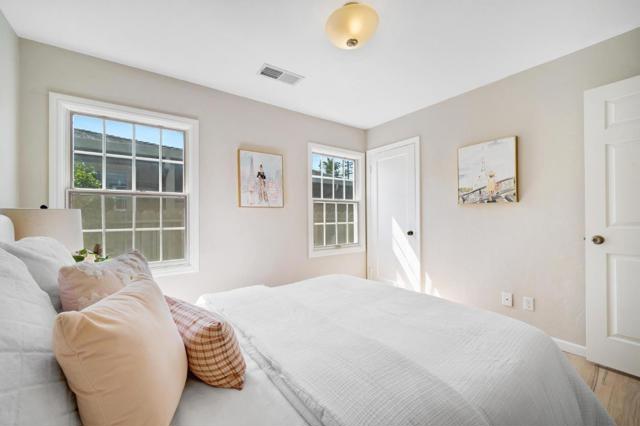 1518 Arguello Street, Redwood City CA: https://media.crmls.org/mediaz/15379f41-d1e4-4f7b-a82d-6f70e4b9aa7e.jpg