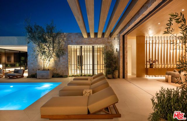 1039 Wallace, Beverly Hills CA: https://media.crmls.org/mediaz/1537eac8-14f6-4e13-b6a1-7291653209d5.jpg