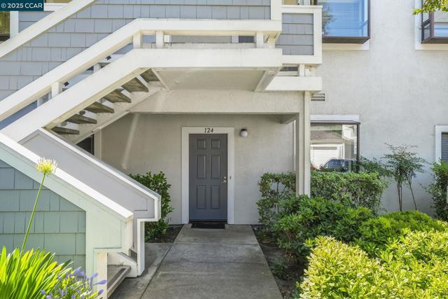 2584 Oak Rd, Walnut Creek CA: https://media.crmls.org/mediaz/1537ec10-1a37-42e1-86aa-e4bee6962537.jpg