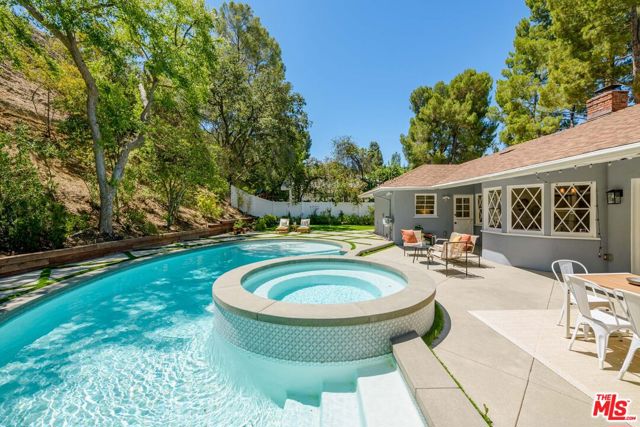 3856 Hayvenhurst Avenue, Encino CA: https://media.crmls.org/mediaz/1538520e-12d5-4ed0-8279-257030ab2f6d.jpg
