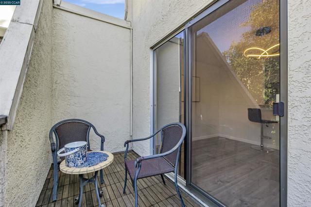 2200 Laguna Cir, Concord CA: https://media.crmls.org/mediaz/153a0c7f-1ed4-47be-8ba0-ebc7ebf708a1.jpg