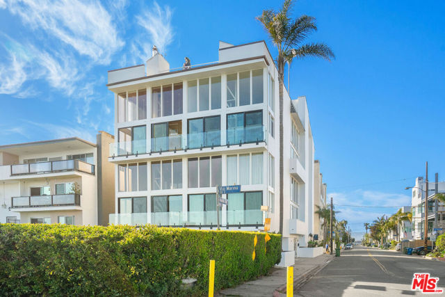 5515 Pacific Avenue, Marina del Rey CA: https://media.crmls.org/mediaz/153a7a18-8460-44dc-a169-fa66f70bc1d8.jpg