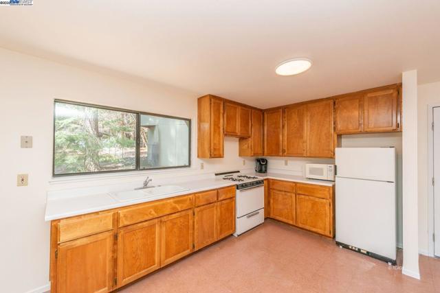121 Mountain Aire Ln, Trinity Center CA: https://media.crmls.org/mediaz/153c9bbe-4e83-4f85-9cdf-f3015282b636.jpg