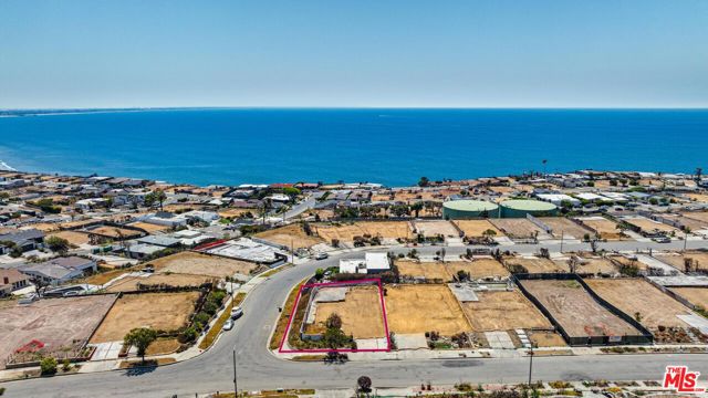 18348 Clifftop Way, Malibu CA: https://media.crmls.org/mediaz/153d0138-e253-48fe-aaae-5df67b0ef435.jpg