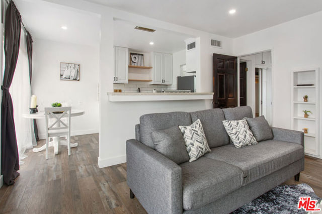 6915 Paseo Del Serra, Los Angeles CA: https://media.crmls.org/mediaz/153d69ed-6d8e-4b5a-a7aa-76031f876727.jpg