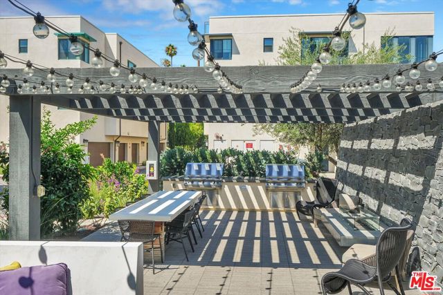 2927 Exposition Place, Los Angeles CA: https://media.crmls.org/mediaz/153ea95a-4a9c-42d7-b682-12768804bb21.jpg
