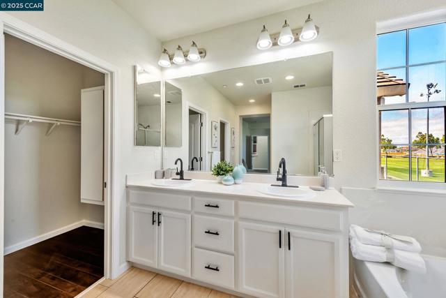 237 Dutra Vernaci Dr, Union City CA: https://media.crmls.org/mediaz/153f1fe4-2af0-483d-aa44-876668c95dea.jpg