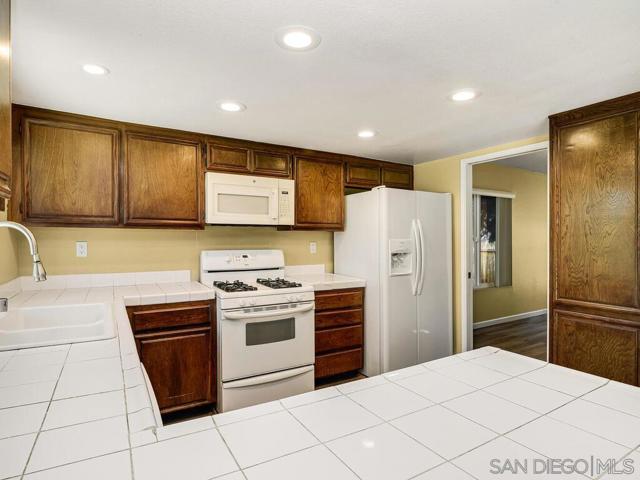 9555 Via Pereza, San Diego CA: https://media.crmls.org/mediaz/153f21ff-cf86-4863-b294-4f218d572284.jpg