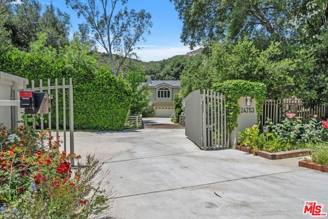 24753 Mulholland Highway, Calabasas CA: https://media.crmls.org/mediaz/153f3c9a-9255-49a9-8fa6-c534a5b40a72.jpg