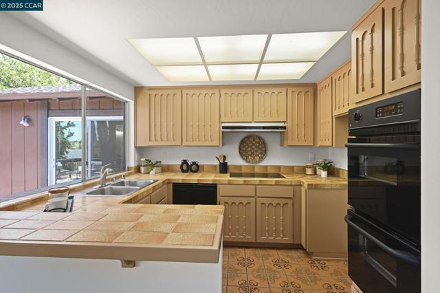 277 Holiday Hills Dr, Martinez CA: https://media.crmls.org/mediaz/154068d3-c4eb-40dd-8ffd-052779326b37.jpg