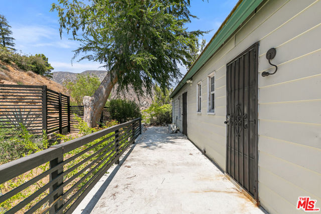 11320 Alethea Drive, Sunland CA: https://media.crmls.org/mediaz/15408716-e99f-47d0-b58f-93cbc040feab.jpg