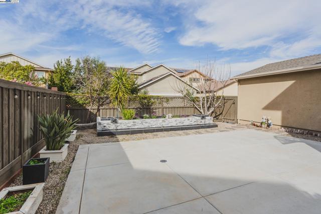 2239 Jessica Way, Tracy CA: https://media.crmls.org/mediaz/1540917f-2278-4b5c-8448-7acbd3cae0fd.jpg