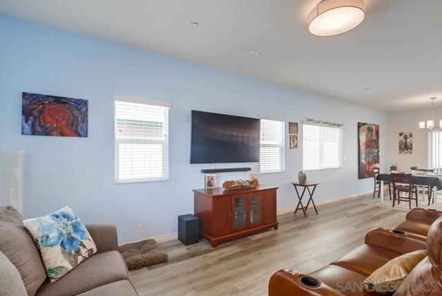 1249 12Th, Imperial Beach CA: https://media.crmls.org/mediaz/15410a53-9886-4648-a24f-1574139d0f13.jpg