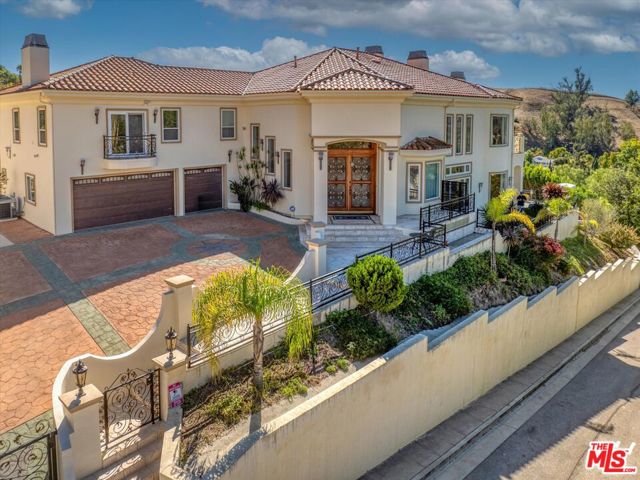 22470 Sueno Road, Woodland Hills CA: https://media.crmls.org/mediaz/154118a8-4780-4f6f-b337-2fcb2b9871b8.jpg