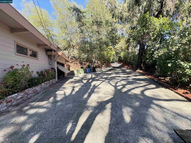919 Janet Ln, Lafayette CA: https://media.crmls.org/mediaz/15435109-08cd-4552-8fc4-e65c98c12e3b.jpg
