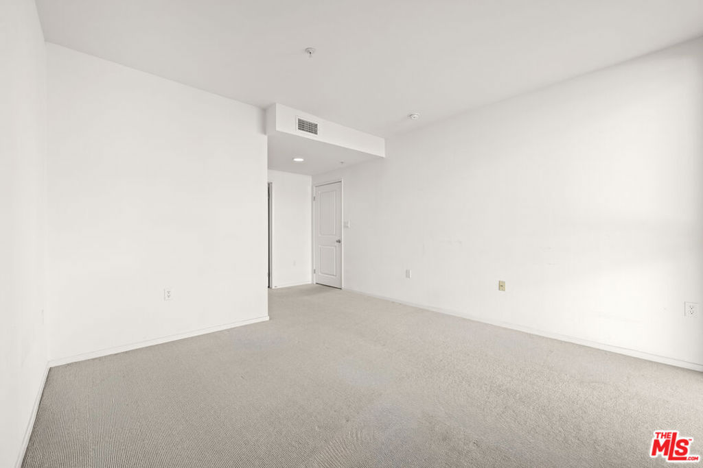 https://media.crmls.org/mediaz/15446555-e2c6-4724-b3af-69dda21e940b.jpg?preset=X-Large