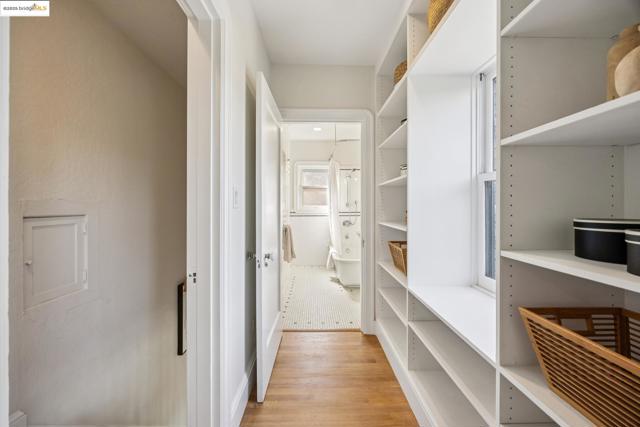 700 Longridge Rd, Oakland CA: https://media.crmls.org/mediaz/1544738a-0f9c-43b8-948c-984cc2bcc1f6.jpg