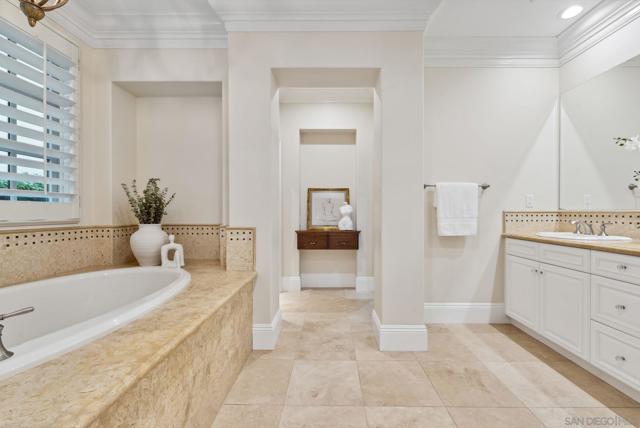 16918 Blue Shadows Ln, San Diego CA: https://media.crmls.org/mediaz/15447a31-c478-4361-bb63-ede41f5affa4.jpg
