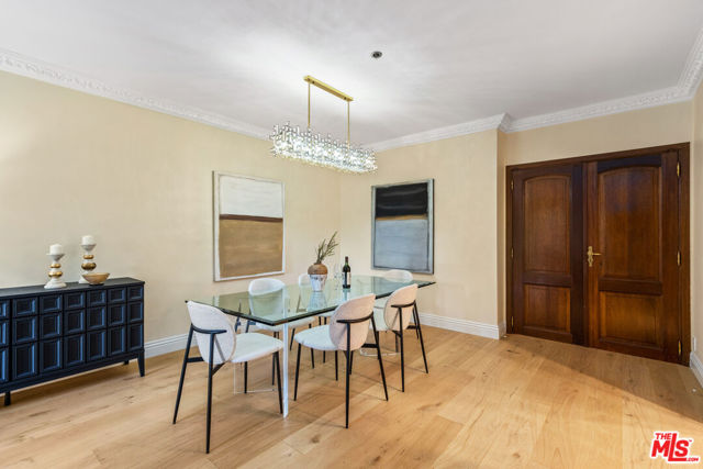 9249 Burton Way, Beverly Hills CA: https://media.crmls.org/mediaz/15448ecb-31ee-4b72-828b-05d3444d6696.jpg