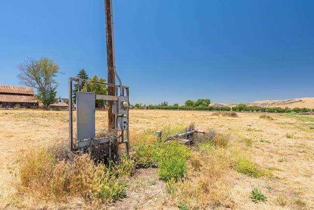 7327 Lovers Lane, Hollister CA: https://media.crmls.org/mediaz/1545b22b-cff0-4832-81f6-5787bf54a534.jpg