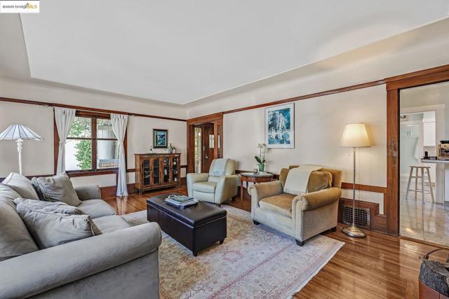 1047 Ranleigh Way, Piedmont CA: https://media.crmls.org/mediaz/1545d1cc-691d-49af-a604-baec8ad0025b.jpg