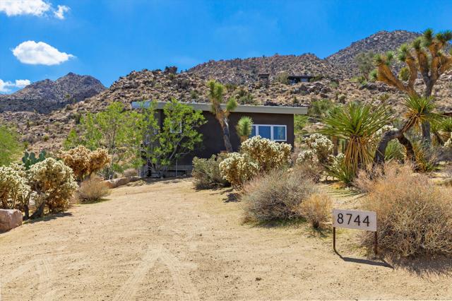 8744 Star Lane, Joshua Tree CA: https://media.crmls.org/mediaz/1546d10f-463d-4c83-a401-fa0fe76af313.jpg