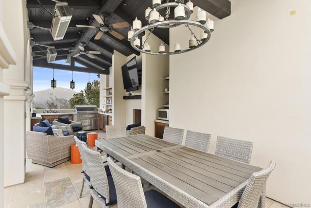 6152 Avenida Del Duque, Rancho Santa Fe CA: https://media.crmls.org/mediaz/15473860-62ef-4119-a997-5570ae38f907.jpg