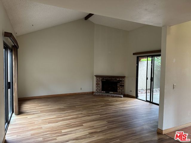 3635 Via Pacifica Walk, Oxnard CA: https://media.crmls.org/mediaz/1547a8a8-f783-4387-851d-1a4b9b0b890c.jpg