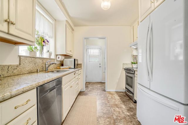2577 Wellesley Avenue, Los Angeles CA: https://media.crmls.org/mediaz/1547fb78-653b-48db-b180-3a4369b44ee6.jpg