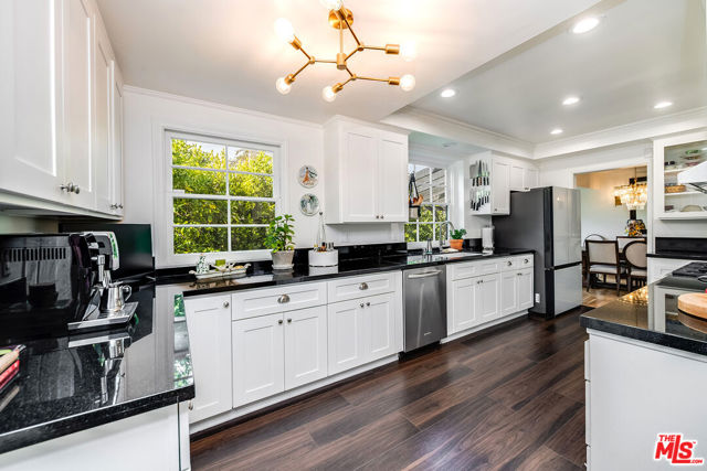 13109 Valley Vista Boulevard, Studio City CA: https://media.crmls.org/mediaz/1548acd4-8b04-4e3c-9332-22b6676696f0.jpg