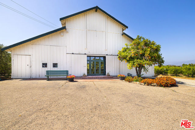 13721 W Telegraph Road, Santa Paula CA: https://media.crmls.org/mediaz/154a4fde-6d79-4f55-8e43-39701dc6a910.jpg