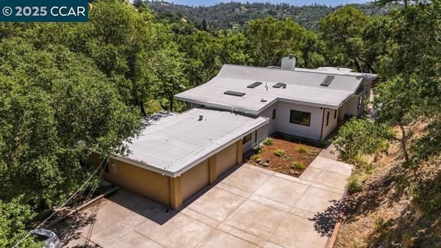 233 Melody Ln, Orinda CA: https://media.crmls.org/mediaz/154be7a2-e958-43e2-a4d7-6d6092104bb4.jpg