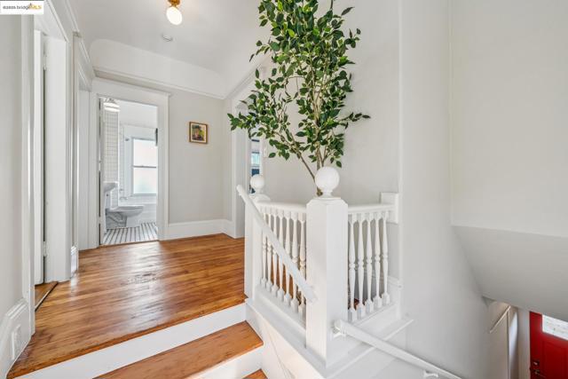 478 43rd St, Oakland CA: https://media.crmls.org/mediaz/154ff311-6ee8-481e-a2cf-5cd28027b200.jpg