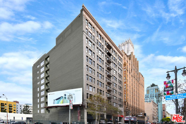 939 S Broadway, Los Angeles CA: https://media.crmls.org/mediaz/1551e924-718d-4b7f-99db-069ae0bc2361.jpg