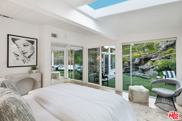 1415 Braeridge Drive, Beverly Hills CA: https://media.crmls.org/mediaz/1553ae67-4bed-47e2-bf63-3994cb365d2e.jpg