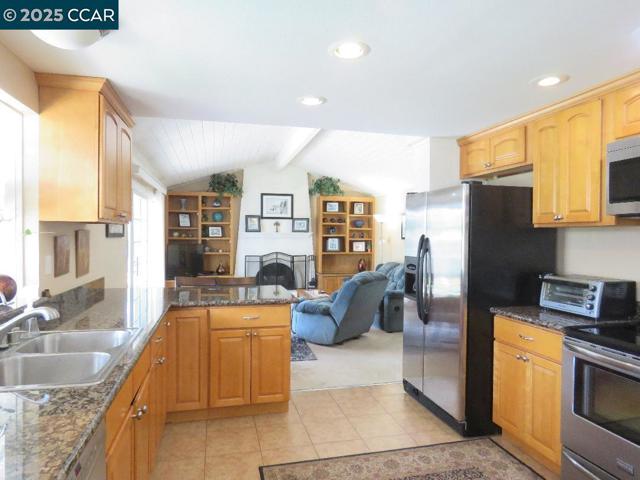 310 Roundhill Pl, Clayton CA: https://media.crmls.org/mediaz/155519eb-8db5-4ea6-b5fb-3a6e68506edd.jpg