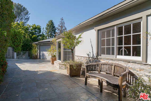 13477 Contour Drive, Sherman Oaks CA: https://media.crmls.org/mediaz/1556465b-3bfa-49a9-9bd5-8f4bcfb1f84c.jpg