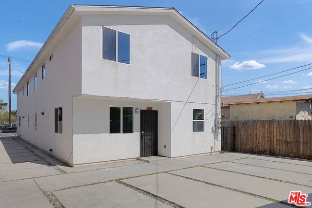 320 E 55th Street, Los Angeles CA: https://media.crmls.org/mediaz/15566a71-b5ac-4c32-8274-cf5e604117b0.jpg