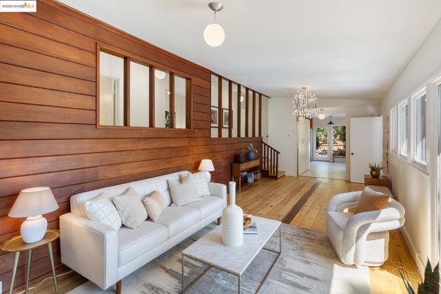 605 Plateau Dr, Kensington CA: https://media.crmls.org/mediaz/15567969-5e20-417f-bc44-2d53c094c21b.jpg