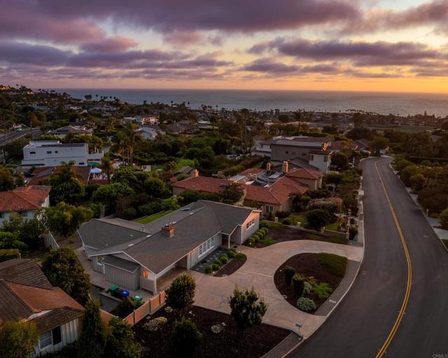 1381 W Muirlands Drive, La Jolla CA: https://media.crmls.org/mediaz/15569922-128c-4e95-bb57-e148a39b2136.jpg