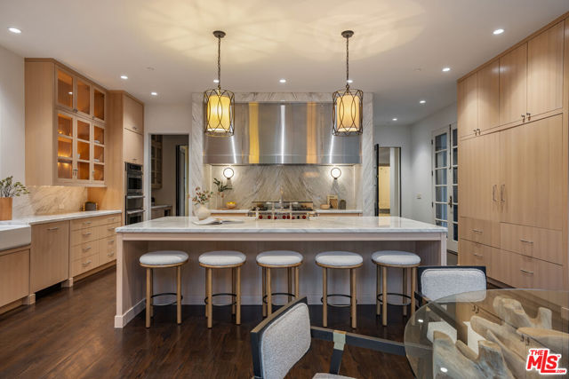 706 N Crescent Drive, Beverly Hills CA: https://media.crmls.org/mediaz/1557cd88-e477-4ed0-b299-ecfa88fb081a.jpg