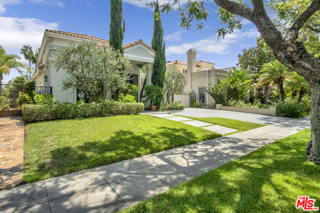 116 N Palm Drive, Beverly Hills CA: https://media.crmls.org/mediaz/15585951-2c57-44bd-9158-aef7f3ff4d30.jpg