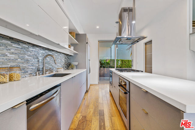 809 Brooks Avenue, Venice CA: https://media.crmls.org/mediaz/155861e4-9664-4cb0-b153-2b4ebe967b39.jpg